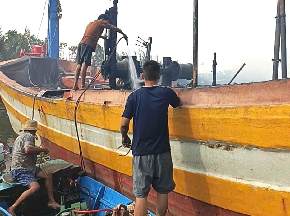 Tàu cá neo đậu ở bến neo đậu tự phát tại Khe Đá trên đầm Thị Nại tiềm ẩn nhiều nguy cơ nếu xảy ra hỏa hoạn. Ảnh: V.Đ.T. Tàu cá neo đậu ở bến neo đậu tự phát tại Khe Đá trên đầm Thị Nại tiềm ẩn nhiều nguy cơ nếu xảy ra hỏa hoạn. Ảnh: V.Đ.T.