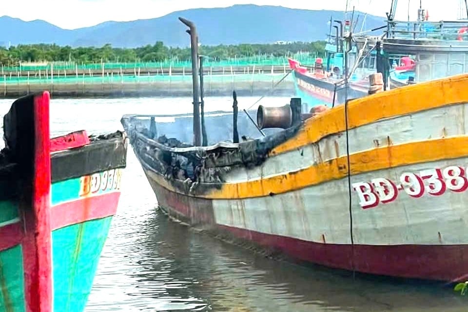 Bến neo đậu tự phát tại Khe Đá trên đầm Thị Nại được các chủ đìa nuôi tôm gần đó nhận trông giữ tàu với giá rẻ nên thu hút các chủ tàu đưa về đây neo đậu. Ảnh: V.Đ.T. Bến neo đậu tự phát tại Khe Đá trên đầm Thị Nại được các chủ đìa nuôi tôm gần đó nhận trông giữ tàu với giá rẻ nên thu hút các chủ tàu đưa về đây neo đậu. Ảnh: V.Đ.T.