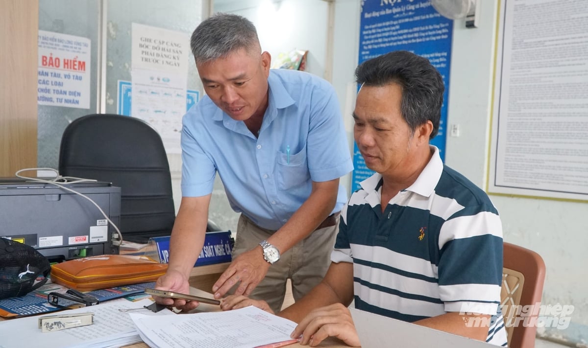 Cán bộ Văn phòng kiểm soát nghề cá đang hỗ trợ ngư dân cập nhật, đối soát dữ liệu tàu cá trên hệ thống số, từng bước thay thế phương thức quản lý thủ công bằng cơ sở dữ liệu nghề cá quốc gia. Ảnh: Lê Bình. Cán bộ Văn phòng kiểm soát nghề cá đang hỗ trợ ngư dân cập nhật, đối soát dữ liệu tàu cá trên hệ thống số, từng bước thay thế phương thức quản lý thủ công bằng cơ sở dữ liệu nghề cá quốc gia. Ảnh: Lê Bình.