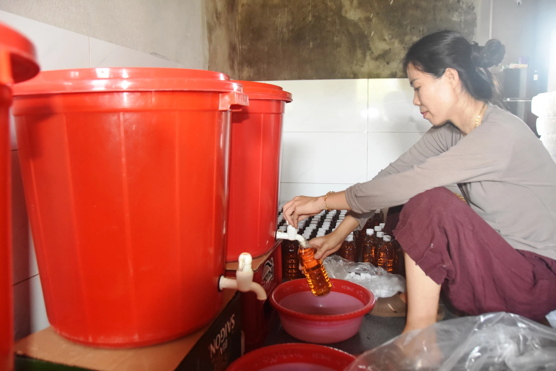 Chiết nước mắm ra chai - Ảnh: Đ.V