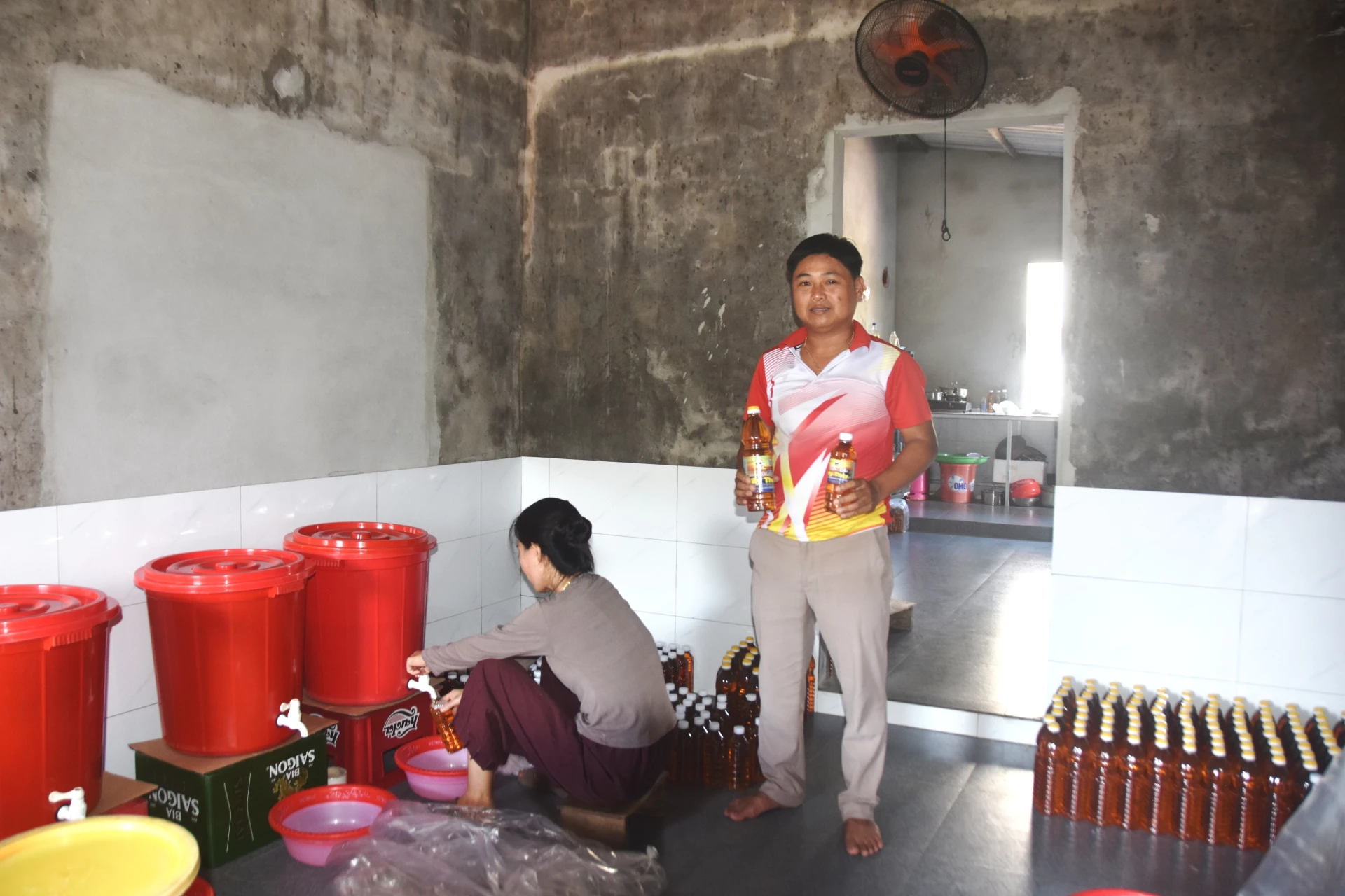 Nước mắm thành phẩm chế biến tại cơ sở sản xuất của anh Đặng Hải Nhân - Ảnh: Đ.V