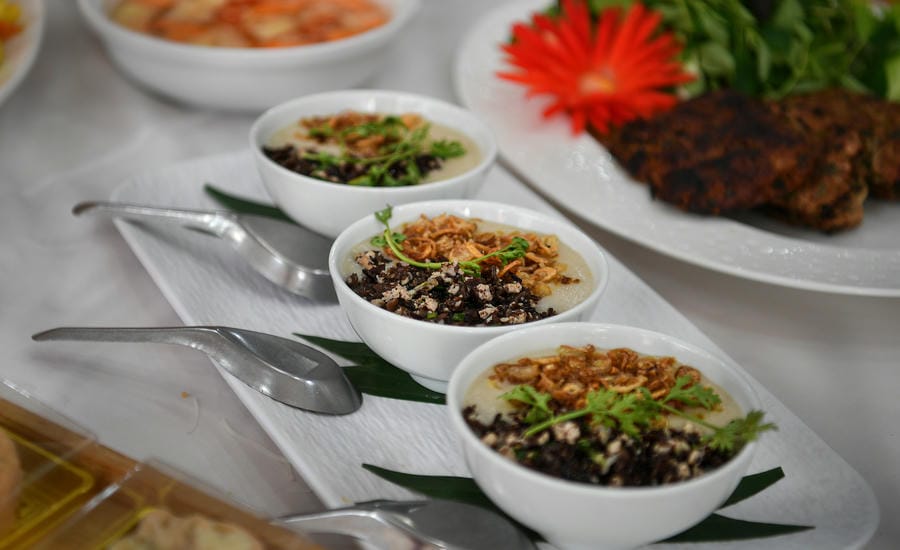Món bánh đúc nóng với nhân giống bánh cuốn là một sự khác biệt với bánh đúc lạnh nhân lạc.