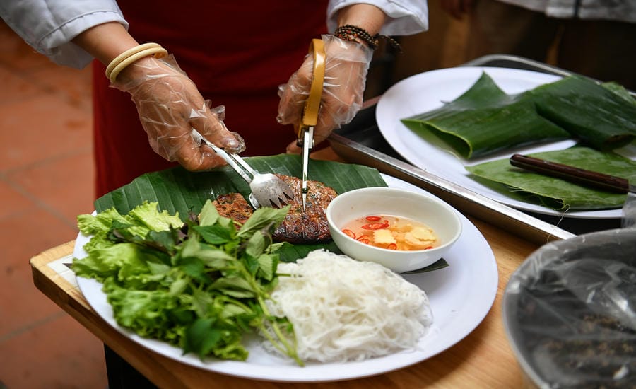 Món chả phên ăn với bún và rau sống được nhiều người ưa thích.