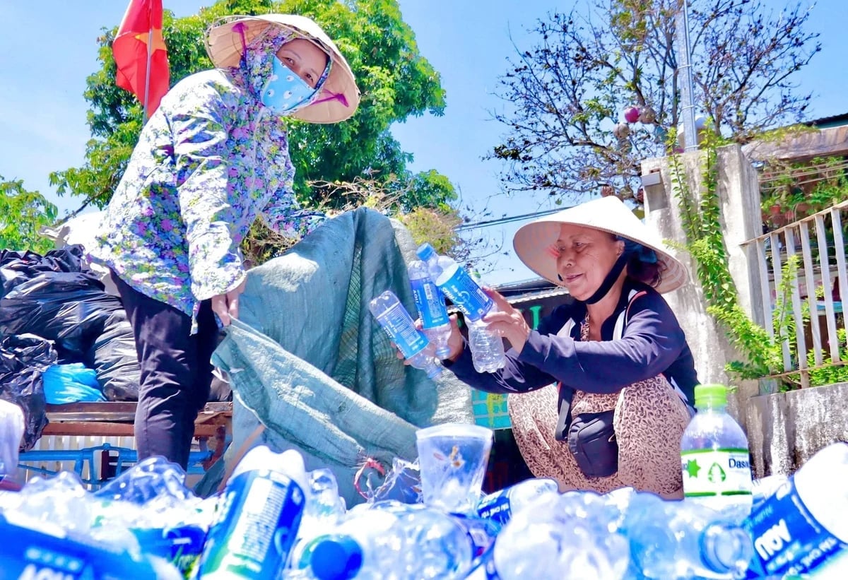 Các mô hình kinh tế tuần hoàn cần bảo đảm tính thuận tiện cho người dân và không làm đứt gãy sinh kế của lực lượng phi chính thức. Ảnh: Văn Dinh. Các mô hình kinh tế tuần hoàn cần bảo đảm tính thuận tiện cho người dân và không làm đứt gãy sinh kế của lực lượng phi chính thức. Ảnh: Văn Dinh.