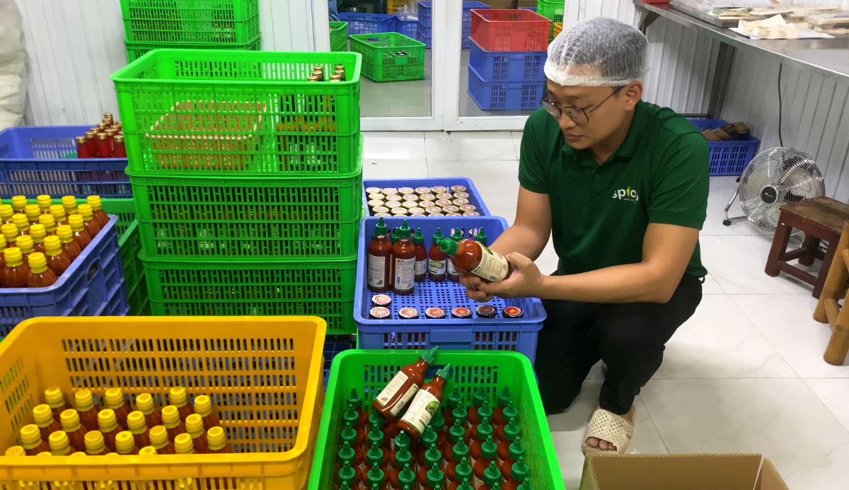 Mỗi ngày công ty của anh Cương sản xuất từ 350 đến 500 chai sản phẩm, tạo việc làm thường xuyên cho gần 20 lao động địa phương. Ảnh: Nguyễn Thuấn