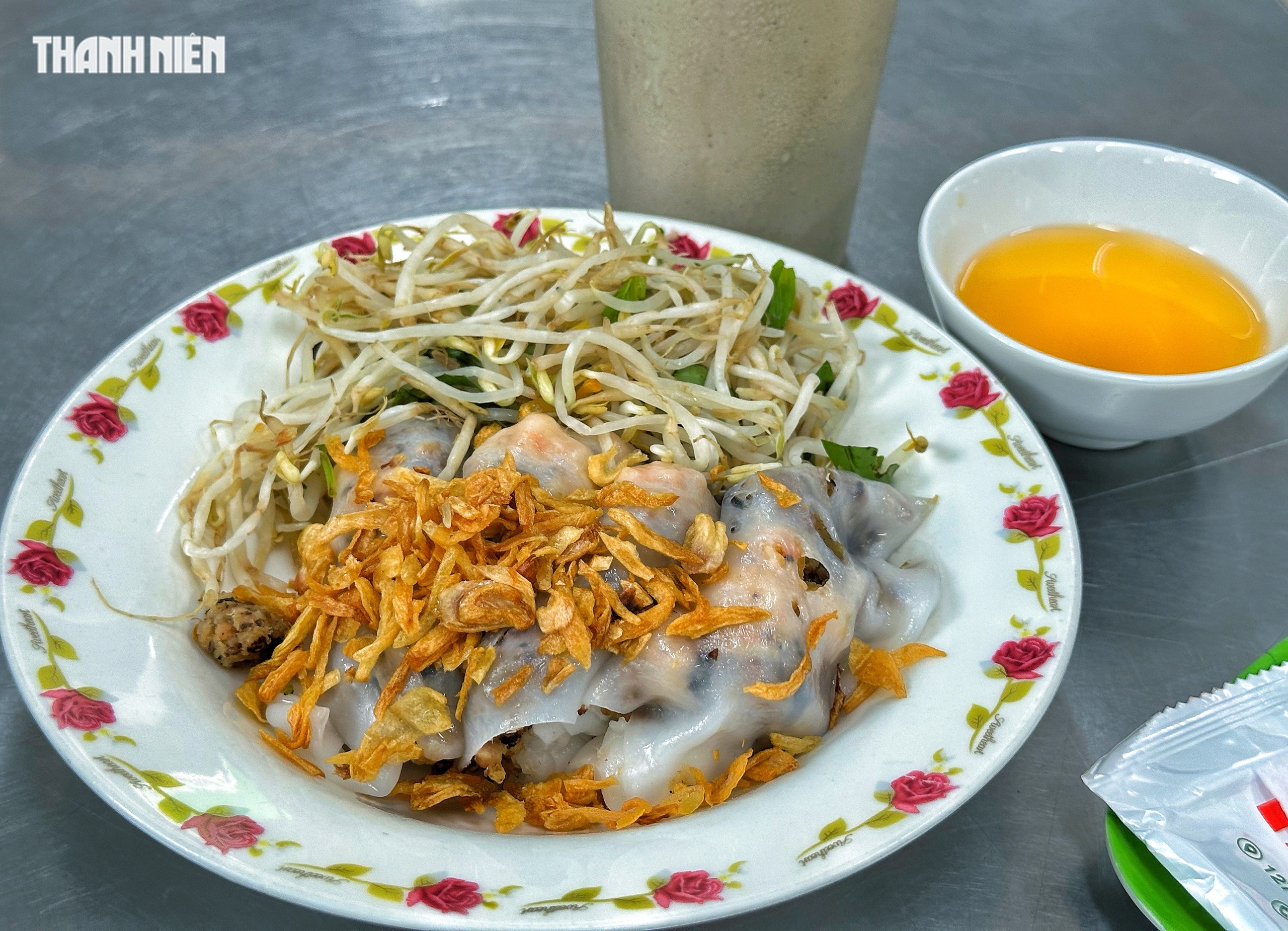 Quán bánh cuốn Michelin ở trung tâm TP.HCM: Thâm niên 65 năm, bà chủ có thói quen đặc biệt- Ảnh 4.