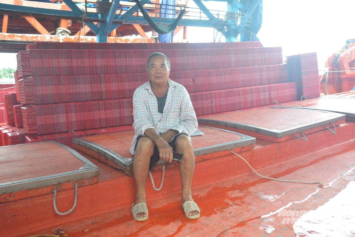 Tài công Ba Phương ngồi trên chiếc tàu tải đang cập cảng Tắc Cậu chờ hoàn tất thủ tục xuất bến. Ảnh: Trung Chánh. Tài công Ba Phương ngồi trên chiếc tàu tải đang cập cảng Tắc Cậu chờ hoàn tất thủ tục xuất bến. Ảnh: Trung Chánh.