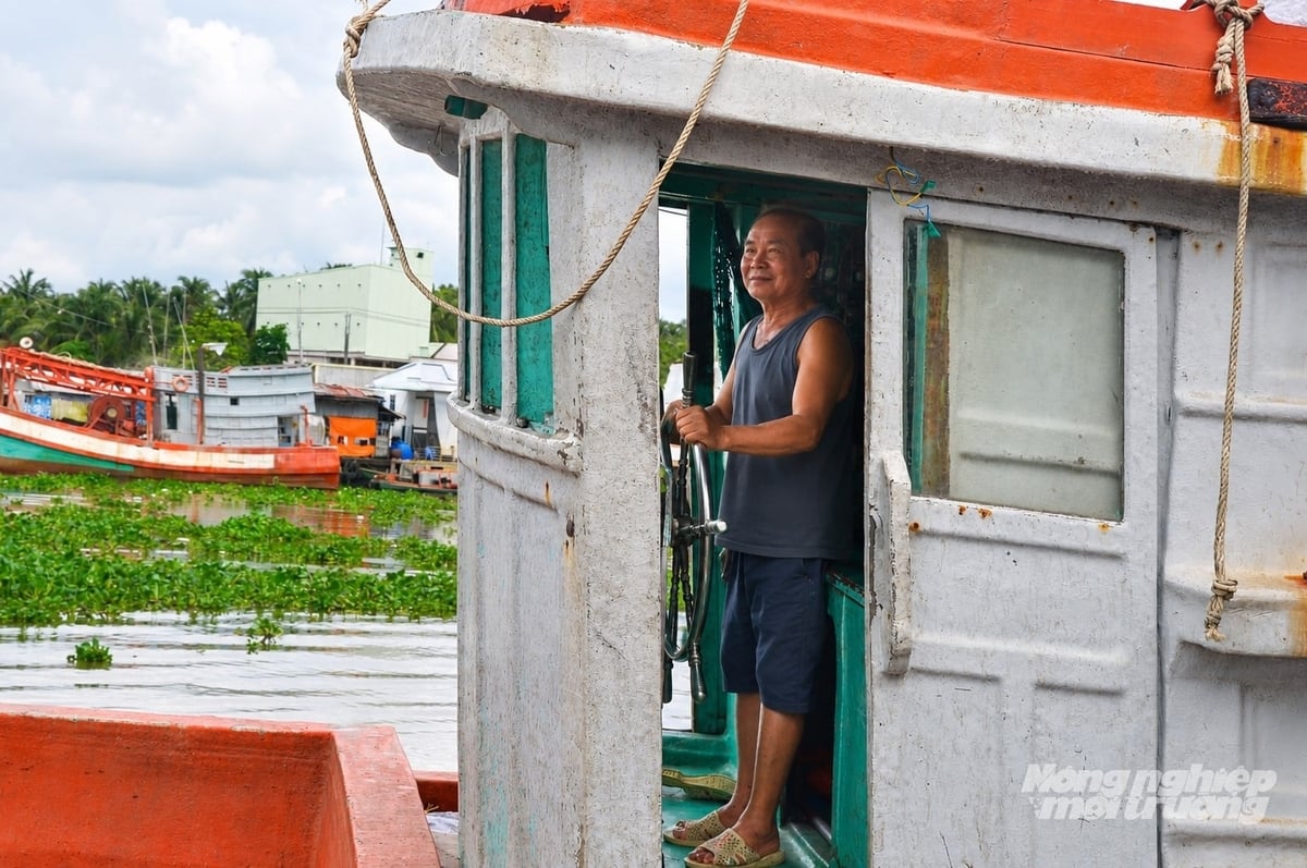 Những ngư phủ, tài công dày dặn kinh nghiệm như Ba Phương giờ đã lớn tuổi, trong khi lao động trẻ chọn nghề biển ngày một hiếm. Ảnh: Trung Chánh. Những ngư phủ, tài công dày dặn kinh nghiệm như Ba Phương giờ đã lớn tuổi, trong khi lao động trẻ chọn nghề biển ngày một hiếm. Ảnh: Trung Chánh.