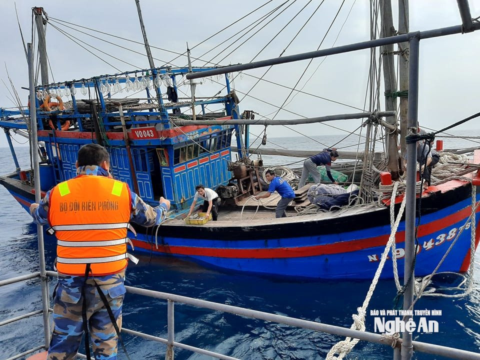  lai dắt một tàu cá bị tai nạn