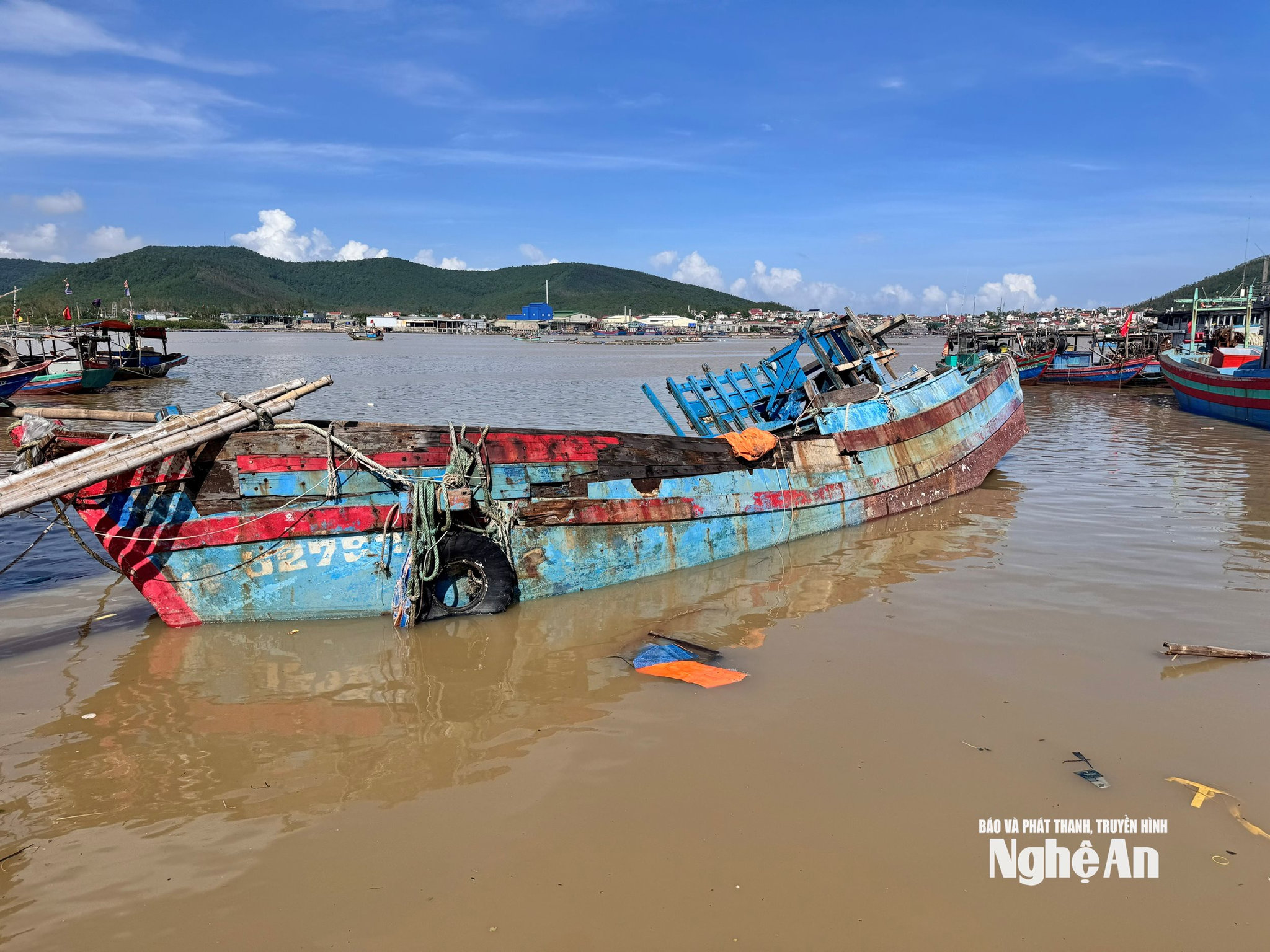 Một vỏ tàu bị chìm