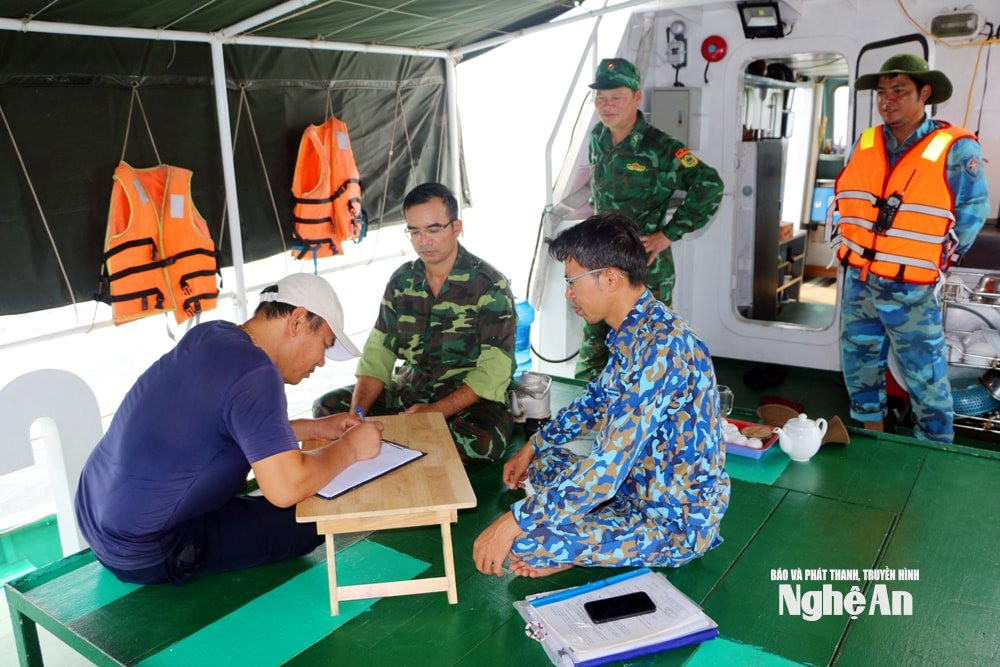  xử lý một tàu cá vi phạm tại cửa lò