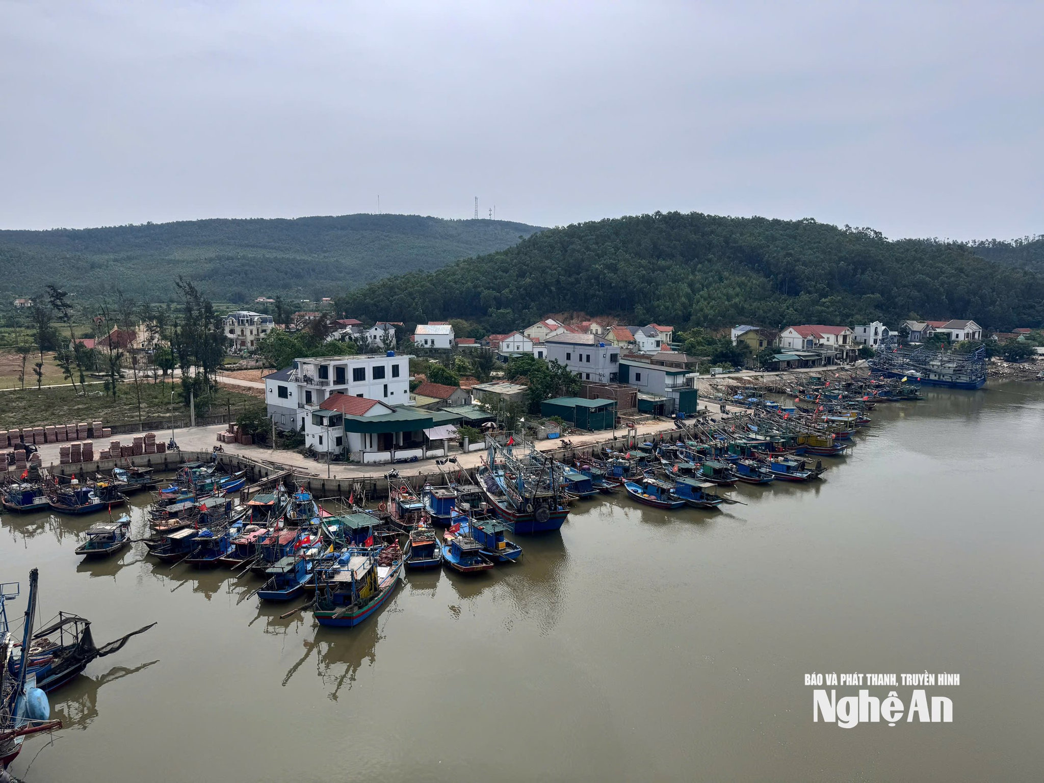  tàu đậu bờ bắc