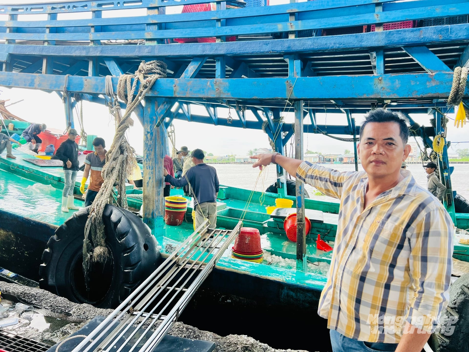 Ông Nguyễn Văn Sa, thuyền viên có 26 năm gắn bó với nghề biển, cho biết lớp lao động trẻ ngày càng ít mặn mà với nghề biển vì công việc quá vất vả và nhiều rủi ro. Ảnh: Trọng Linh.