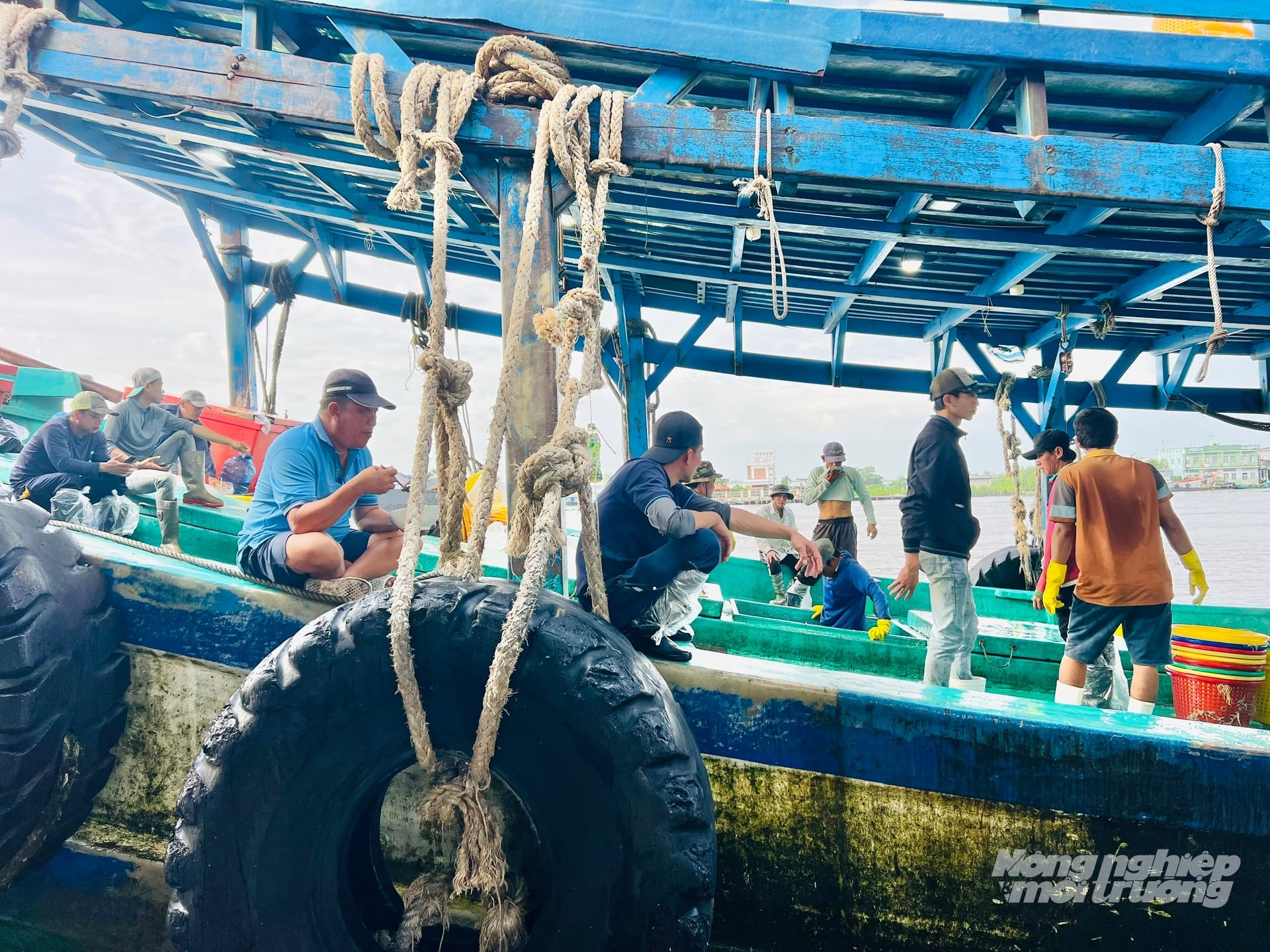 Những gương mặt sạm nắng, thấm đẫm vị biển của các ngư dân sau chuyến biển dài ngày. Ảnh: Trọng Linh.