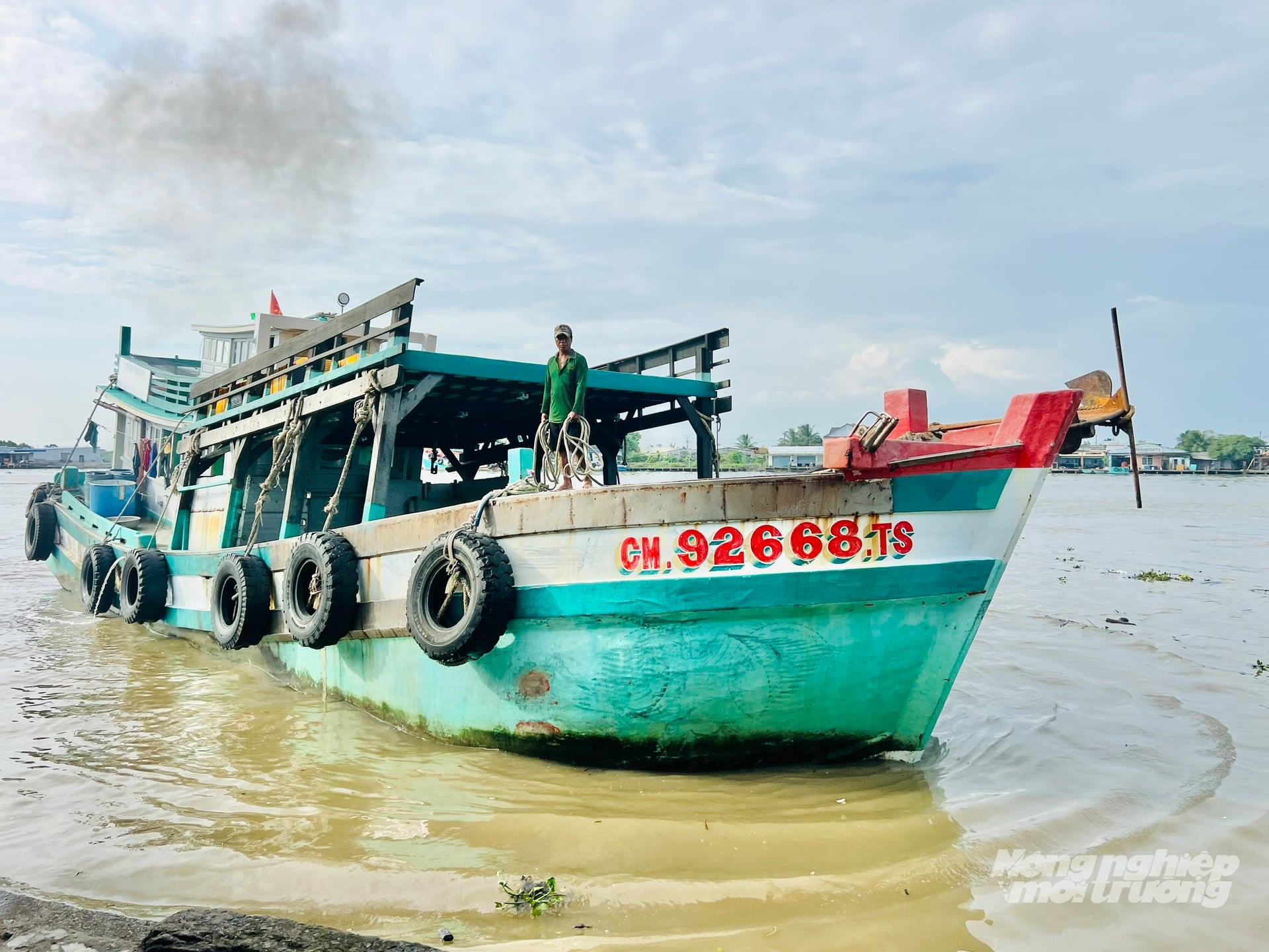 Những con tàu vươn khơi ngày càng khan hiếm lao động, nhất là thế hệ lao động trẻ. Ảnh: Trọng Linh.