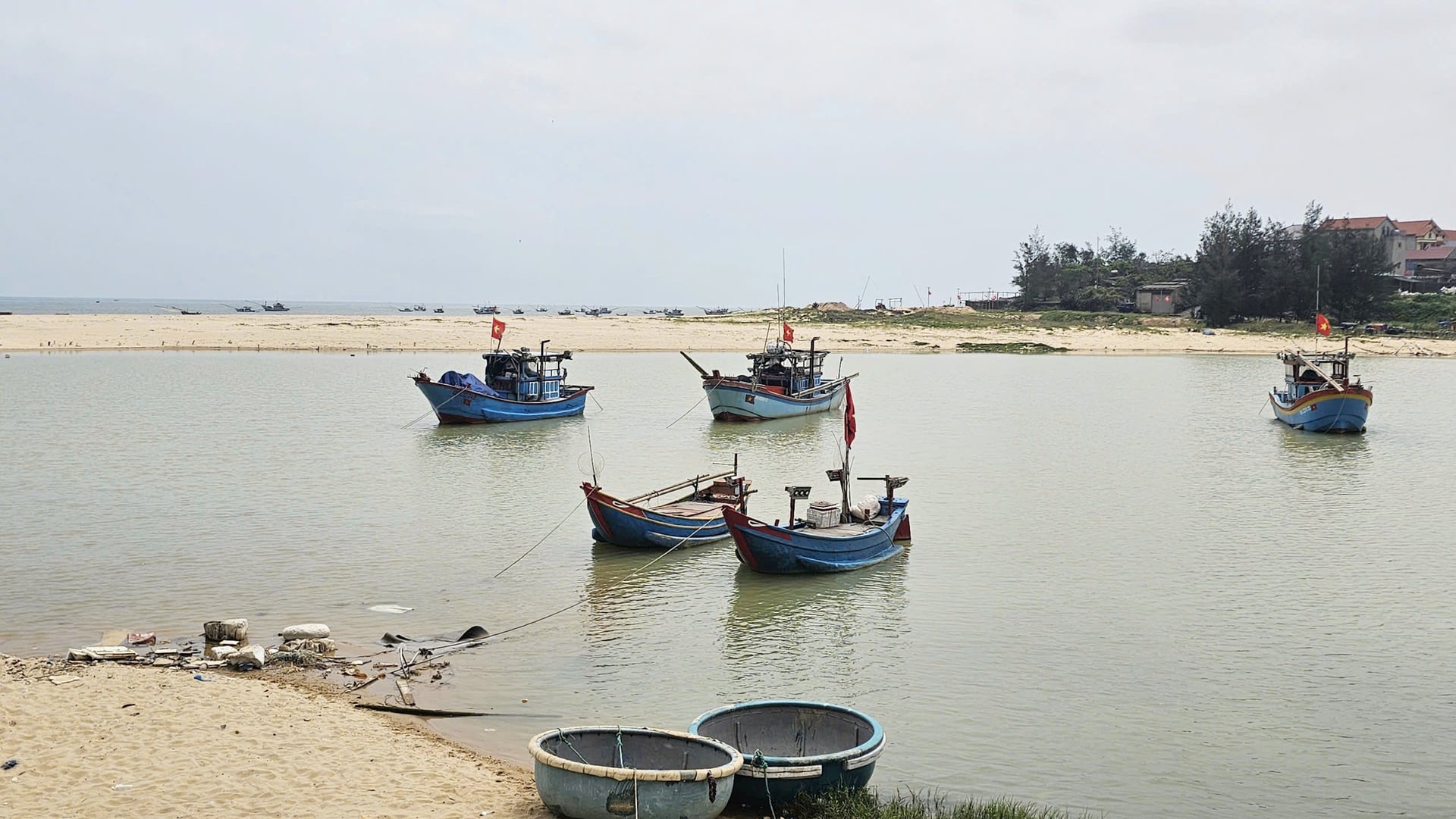 Tuyến 'đê cát' chặn lối khiến sông Dinh chẳng khác nào một âu thuyền. Ảnh: T.P.