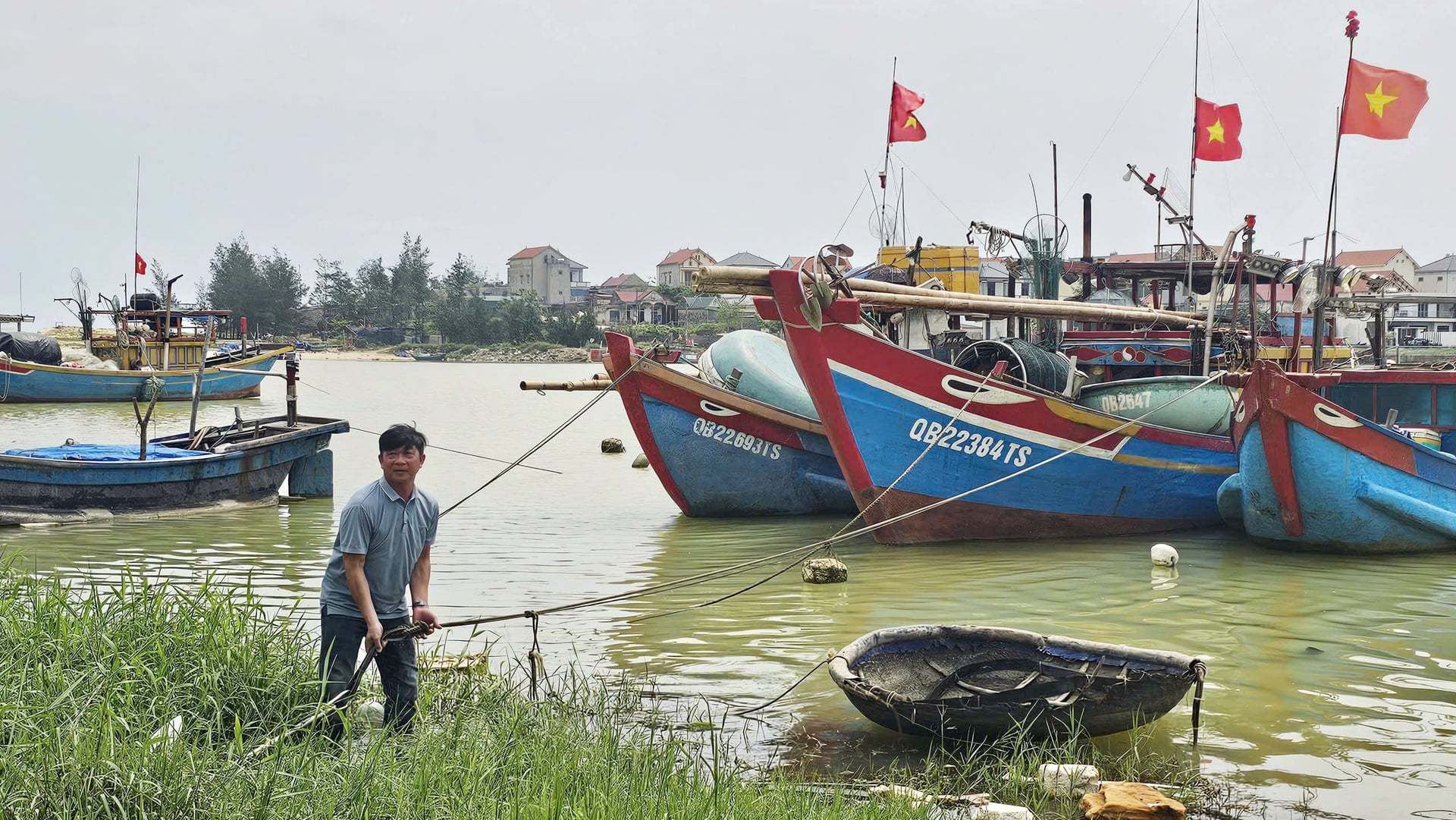 Ngư dân xã Nam Trạch neo thuyền đợi ngày cửa sông được khơi thông. Ảnh: T.P.