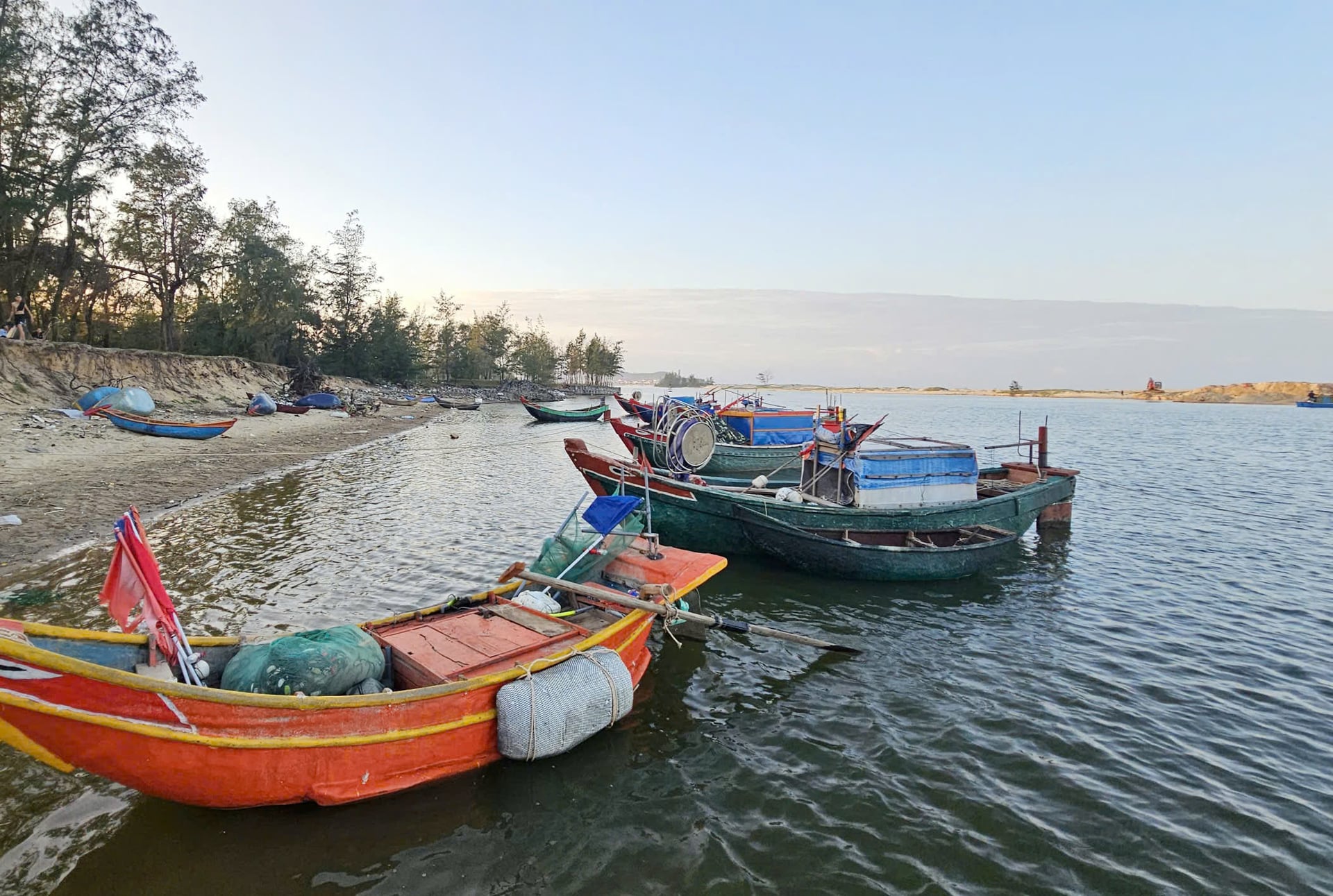 Tàu cá khai thác ven bờ của ngư dân không thể ra khơi, ngư dân và người làm nghề dịch vụ đều không có thu nhập. Ảnh: T. P. Tàu cá khai thác ven bờ của ngư dân không thể ra khơi, ngư dân và người làm nghề dịch vụ đều không có thu nhập. Ảnh: T. P.