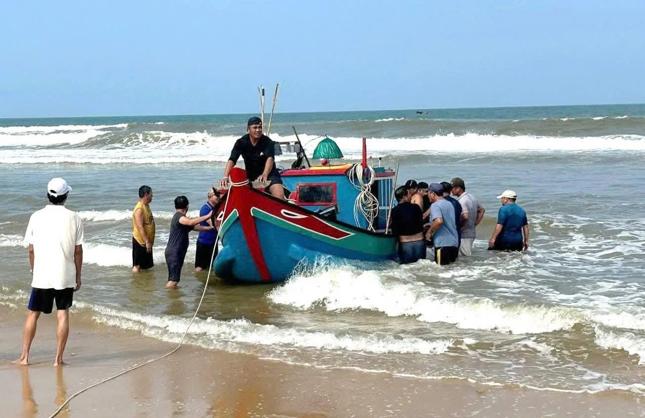 Ngư dân xã Nam Trạch chật vật đưa tàu ra biển. Ảnh: T.P. Ngư dân xã Nam Trạch chật vật đưa tàu ra biển. Ảnh: T.P.