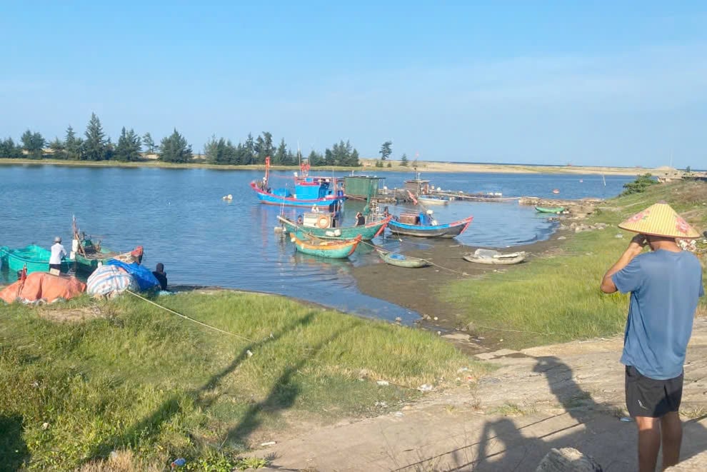 Ngư dân xã Đông Trạch trăn trở nhìn cảnh tàu cá phải nằm bờ giữa mùa khai thác. Ảnh: T. P. Ngư dân xã Đông Trạch trăn trở nhìn cảnh tàu cá phải nằm bờ giữa mùa khai thác. Ảnh: T. P.