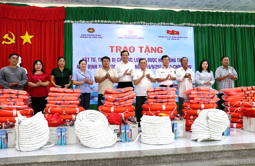 Trao tặng vật tư, thiết bị cho tàu cá được huy động tham gia bảo vệ chủ quyền biển, đảo