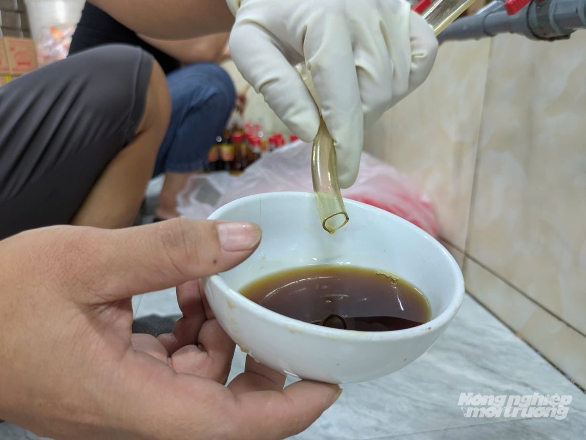 Nước mắm được làm từ các nguyên liệu cá tươi, ủ trong chum sành trong thời gian dài nên luôn giữ được độ sánh, chất lượng thơm, ngon. Ảnh: Trung Quân.
