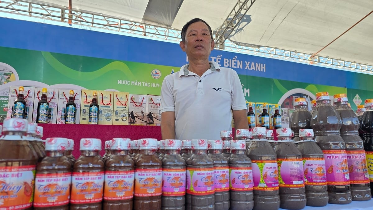Những sản phẩm đặc biệt được ông Tác mang tới tham dự sự kiện tại Cửa Lò. Ảnh: Thái Bình.