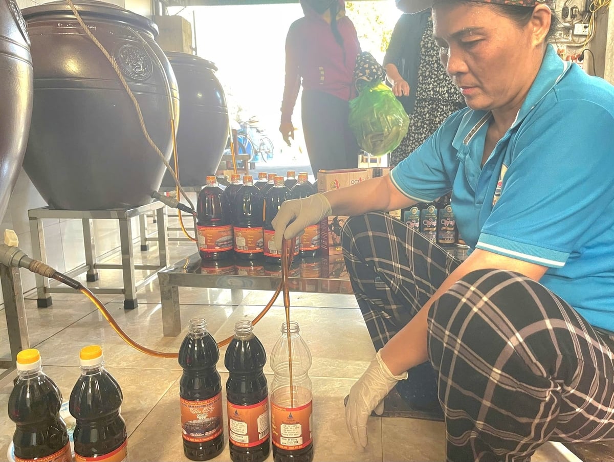 Chiết xuất nước mắm từ chum ủ để đưa ra thị trường tại cơ sở sản xuất nước mắm Tác Huy. Ảnh: Tác Huy.